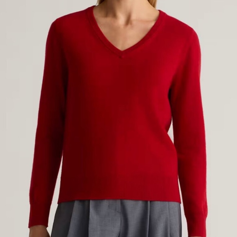 Quince Mongolian Cashmere V-Neck Sweater in size Small Crimson Red